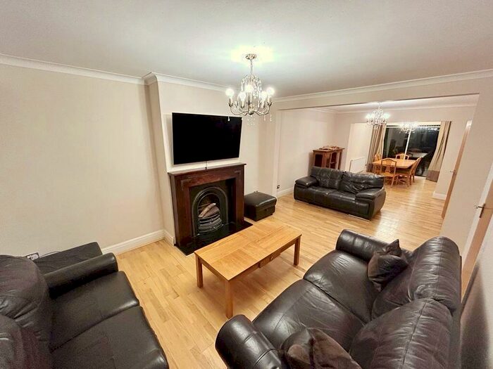 4 Bedroom House To Rent In Alms Hill Road, Sheffield, S11