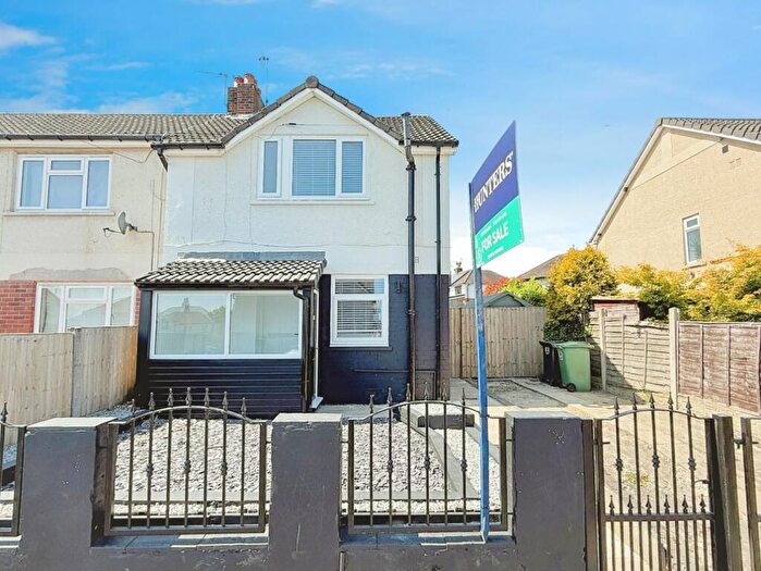 3 Bedroom Semi Detached House For Sale In Thornfield Avenue, Farsley, Pudsey, LS28