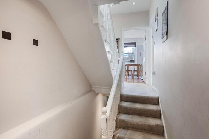 3 Bedroom Apartment To Rent In Tritton Road, London, SE21