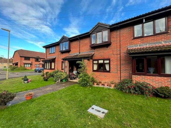 1 Bedroom Apartment To Rent In St. Michaels Close, GU51