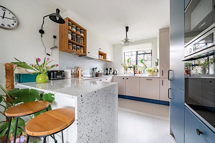 3 Bedroom Flat For Sale In Westbourne Drive, London, SE23