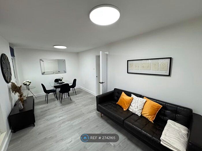 3 Bedroom Maisonette To Rent In Stockwell Park Road, London, SW9