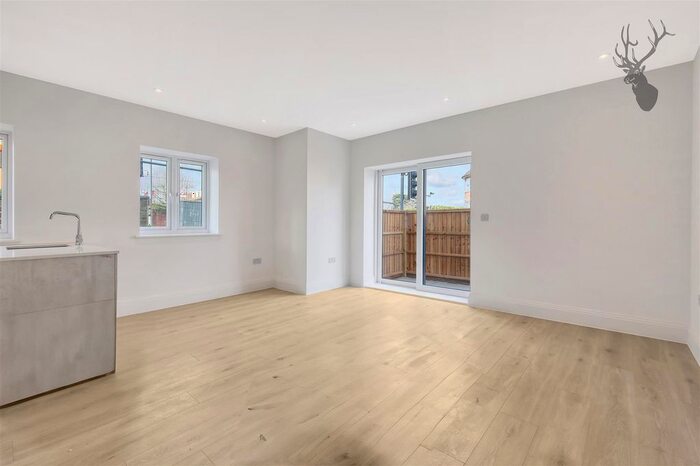 1 Bedroom Flat For Sale In Crossways, Manor Road, Chigwell, IG7