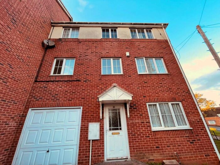 4 Bedroom Town House To Rent In Brecknock Road, West Bromwich, B71