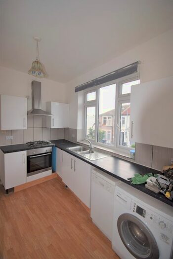 2 Bedroom Flat To Rent In Jersey Road, Ilford, IG1