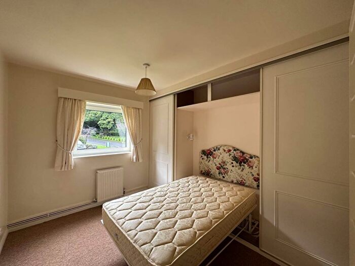 2 Bedroom Flat For Sale In Ferndale Close, Tunbridge Wells, Kent, TN2