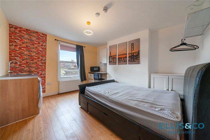 Studio To Rent In West Green Road, London, N15