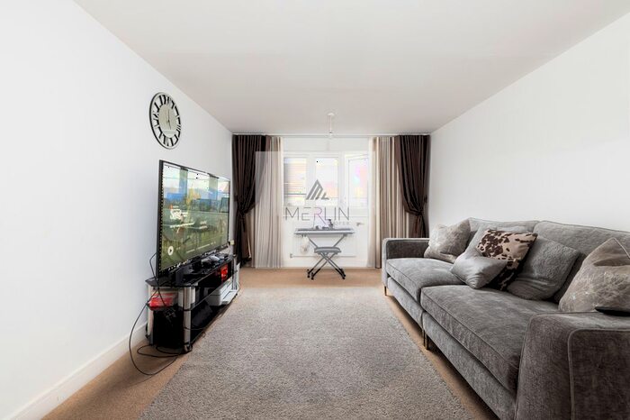 3 Bedroom Town House To Rent In Foxglove Gardens, Chigwell, Essex, IG7