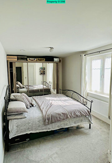 2 Bedroom Flat For Sale In Foxglove Drive, Crawley, RH10