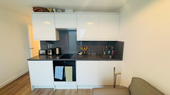 1 Bedroom Flat To Rent In Balham High Road, London, SW12