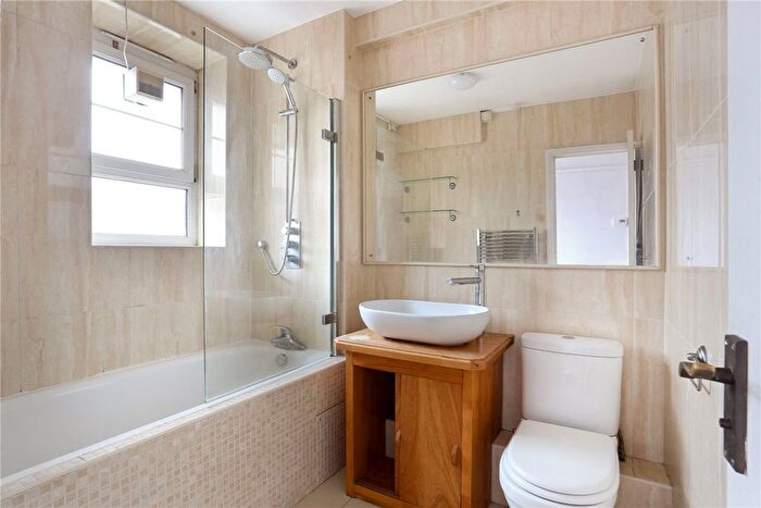2 Bedroom Flat To Rent In Kingsgate House, London, SW9