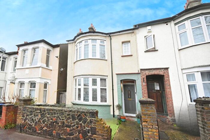 1 Bedroom Flat For Sale In Gainsborough Drive, Westcliff-On-Sea, Essex, SS0