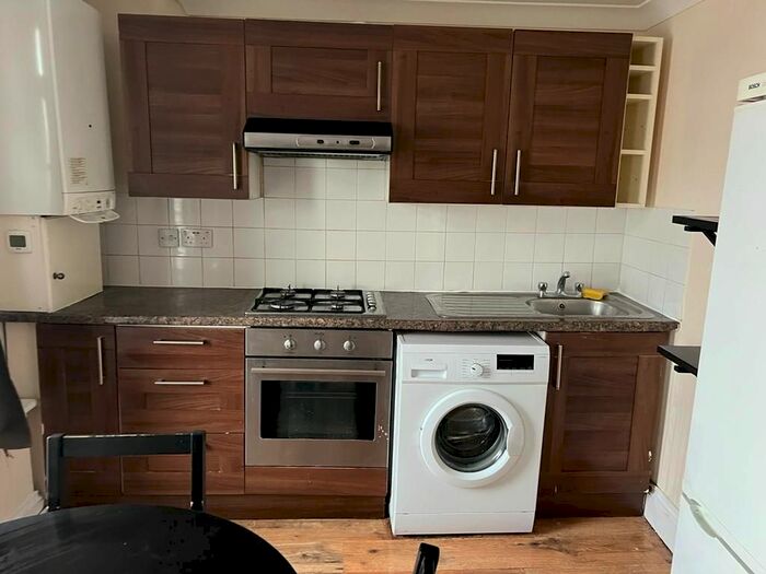 2 Bedroom Flat To Rent In Flat C, Ballards Lane, London, N12