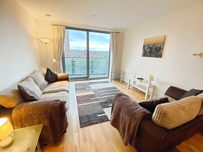 2 Bedroom Flat To Rent In Whitehall Quay, Leeds, West Yorkshire, LS1