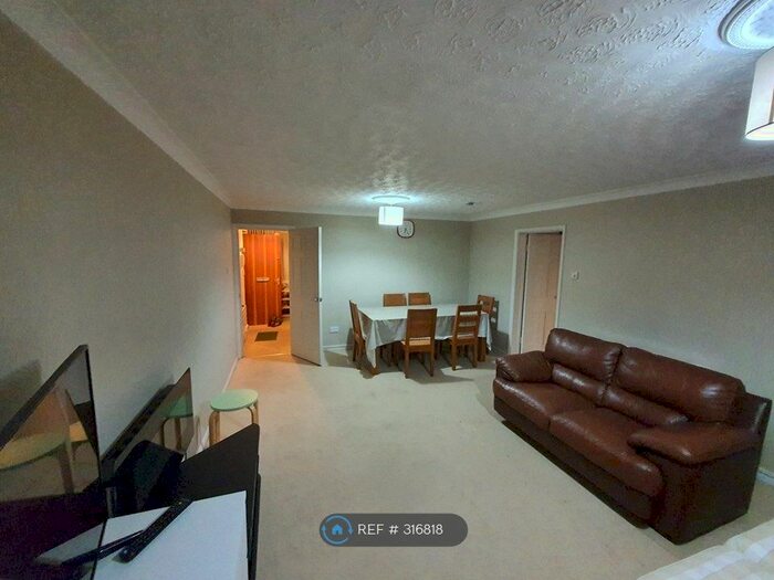 2 Bedroom Flat To Rent In Marlborough Court, Bromsgrove, B60