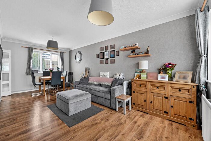 2 Bedroom Semi-Detached House For Sale In Halyard Close, Luton, LU3