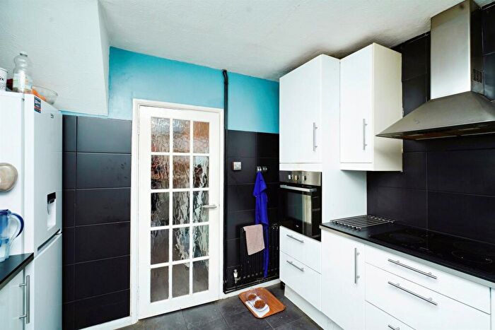 3 Bedroom End Of Terrace House For Sale In Castle Croft Road, Luton, LU1