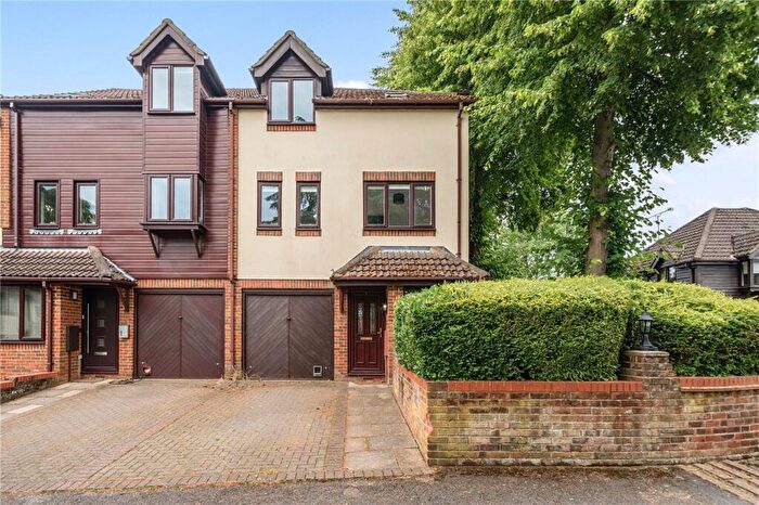 4 Bedroom End Of Terrace House To Rent In Fairholme Gardens, Farnham, Surrey, GU9