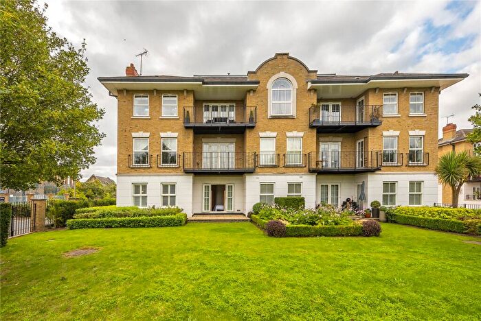 3 Bedroom Flat For Sale In Clearwater Place, Surbiton, KT6