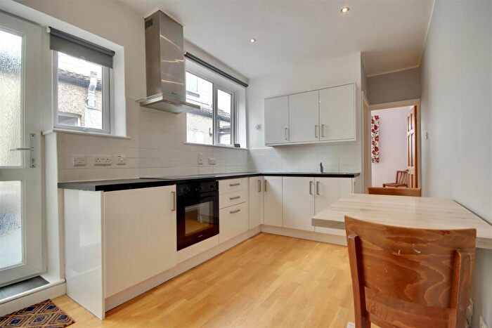 2 Bedroom Flat To Rent In Albert Road, Southsea, PO4