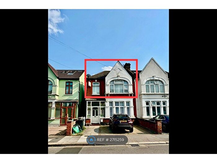 3 Bedroom Flat To Rent In Wellesley Road, Ilford, IG1