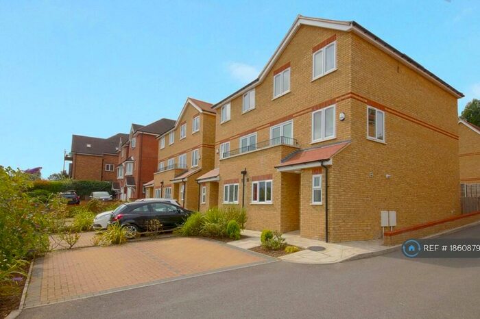 4 Bedroom Semi-Detached House To Rent In Kingsmead Road, High Wycombe, HP11