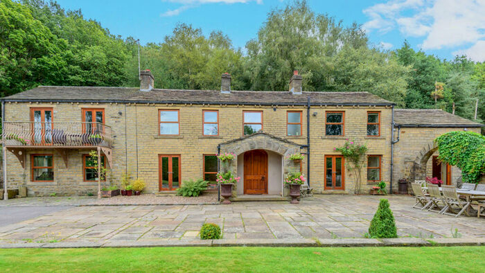 4 Bedroom Detached House For Sale In Bent Ley Road, Holmfirth, HD9