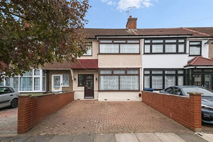 3 Bedroom Terraced House For Sale In Craven Avenue, Southall, UB1