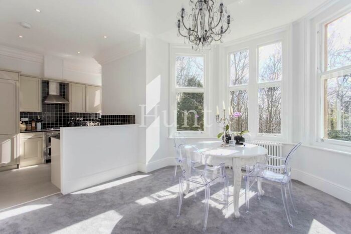 3 Bedroom Apartment To Rent In Repton Park, Woodford Green, IG8