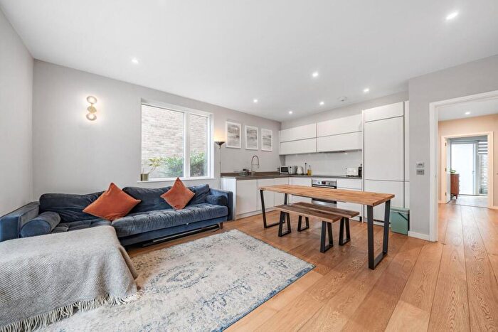2 Bedroom Flat For Sale In Copenhagen Street, Islington, London, N1