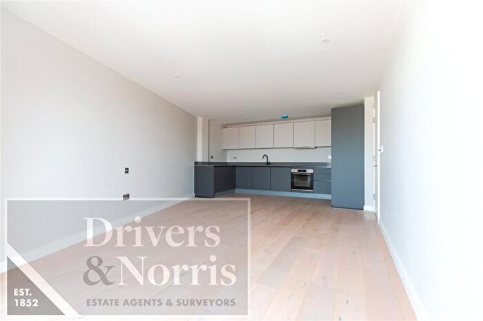 2 Bedroom Apartment To Rent In Tottenham Lane, Crouch End, London, N8