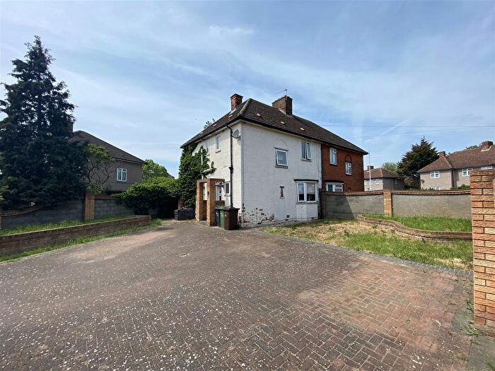3 Bedroom Semi-Detached House For Sale In Burnside Road, Dagenham, RM8