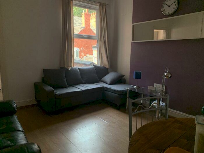 4 Bedroom House Of Multiple Occupation To Rent In Balfour Road, Nottingham, NG7