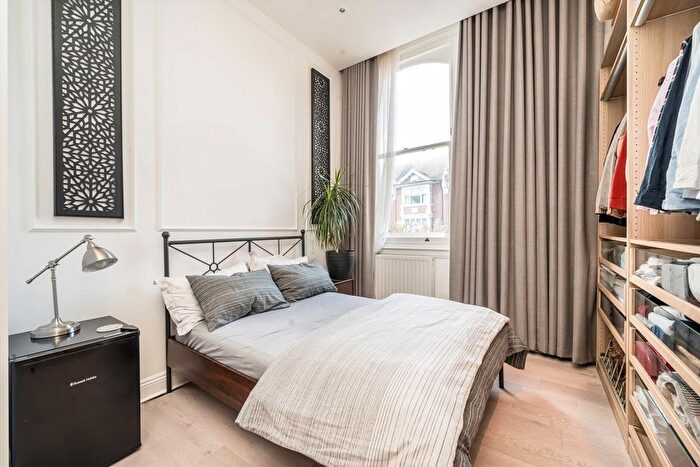 2 Bedroom Flat For Sale In Fulham Palace Road, Hammersmith, W6