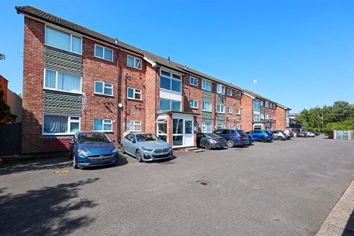 2 Bedroom Flat For Sale In Alder Road, Denham, UB9