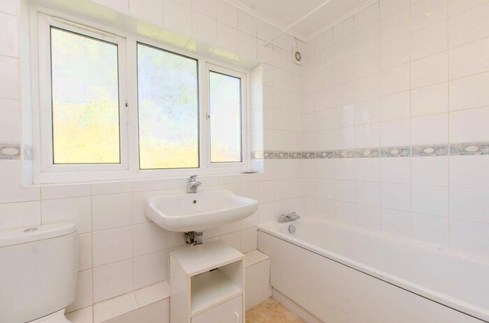 3 Bedroom Flat To Rent In Queens Drive, West Acton, London, W3