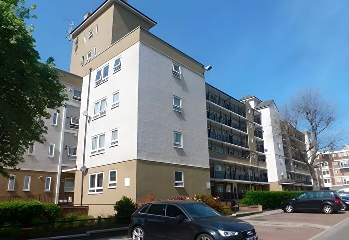 2 Bedroom Flat For Sale In St. Pauls Way, London, E14