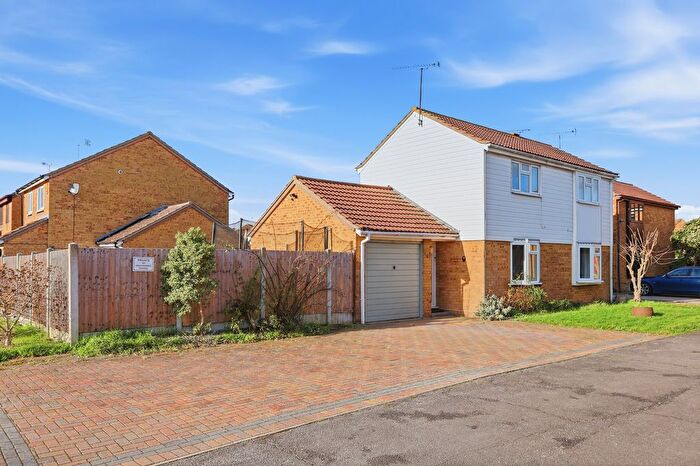 3 Bedroom Detached House For Sale In Raphael Drive, Springfield, Chelmsford, CM1