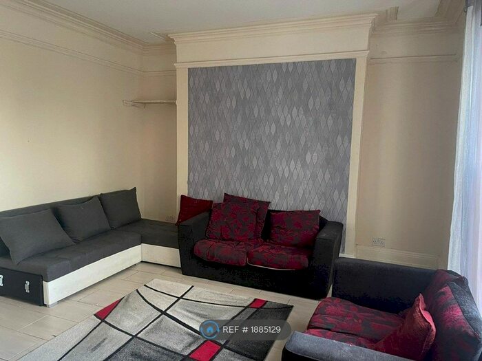 2 Bedroom Flat To Rent In Clifton Place, Newport, NP20