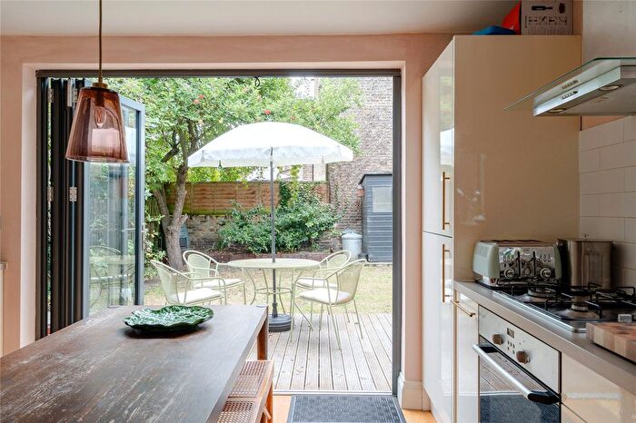 2 Bedroom Flat For Sale In Deronda Road, London, SE24