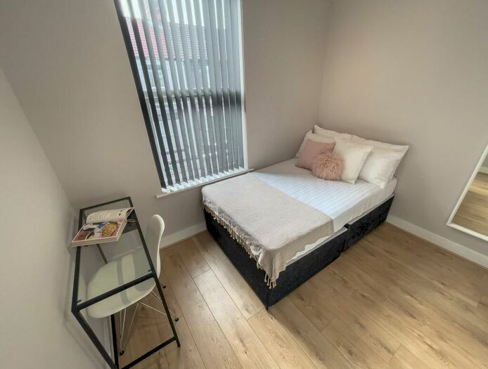 6 Bedroom Terraced House To Rent In Esher Road, L6