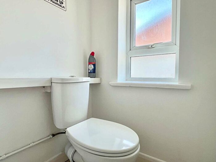 4 Bedroom Flat To Rent In Villiers Close, Surbiton, KT5