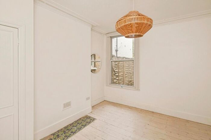 2 Bedroom Flat For Sale In Cavendish Road, London, SW12