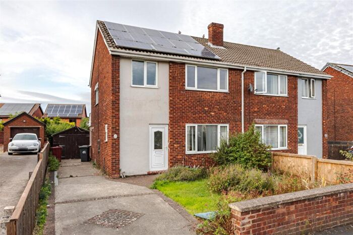 3 Bedroom Semi-Detached House For Sale In Manlake Avenue, Winterton, DN15