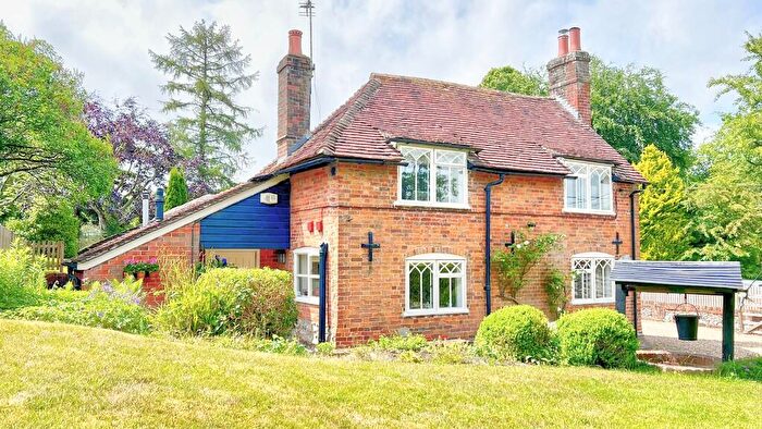 3 Bedroom Detached House For Sale In Bell Hill, Petersfield, Hampshire, GU32