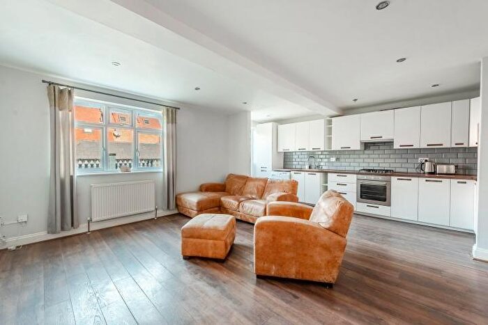 2 Bedroom Flat For Sale In Uxbridge Road, Pinner, Middlesex, HA5
