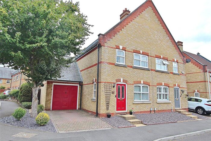 3 Bedroom Semi-Detached House For Sale In Brushfield Way, Knaphill, GU21