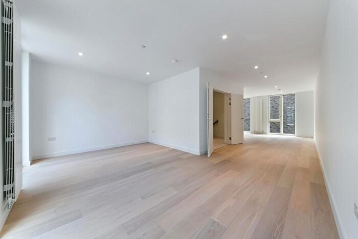 4 Bedroom Town House For Sale In Schooner Road, Royal Wharf, E16