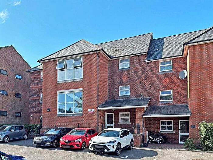 1 Bedroom Flat For Sale In Brook Road, Redhill, RH1