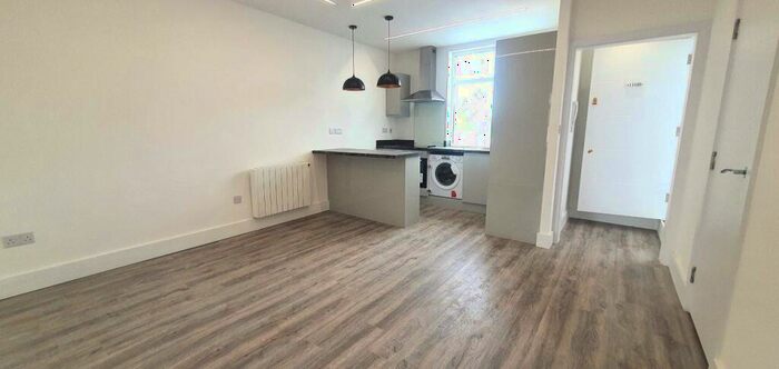2 Bedroom Flat To Rent In Collier Row Road, Collier Row, Romford, RM5